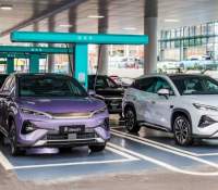 Les Song Ultra EVs aux bornes Flash Charge de BYD en Chine.