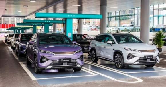 Les Song Ultra EVs aux bornes Flash Charge de BYD en Chine.