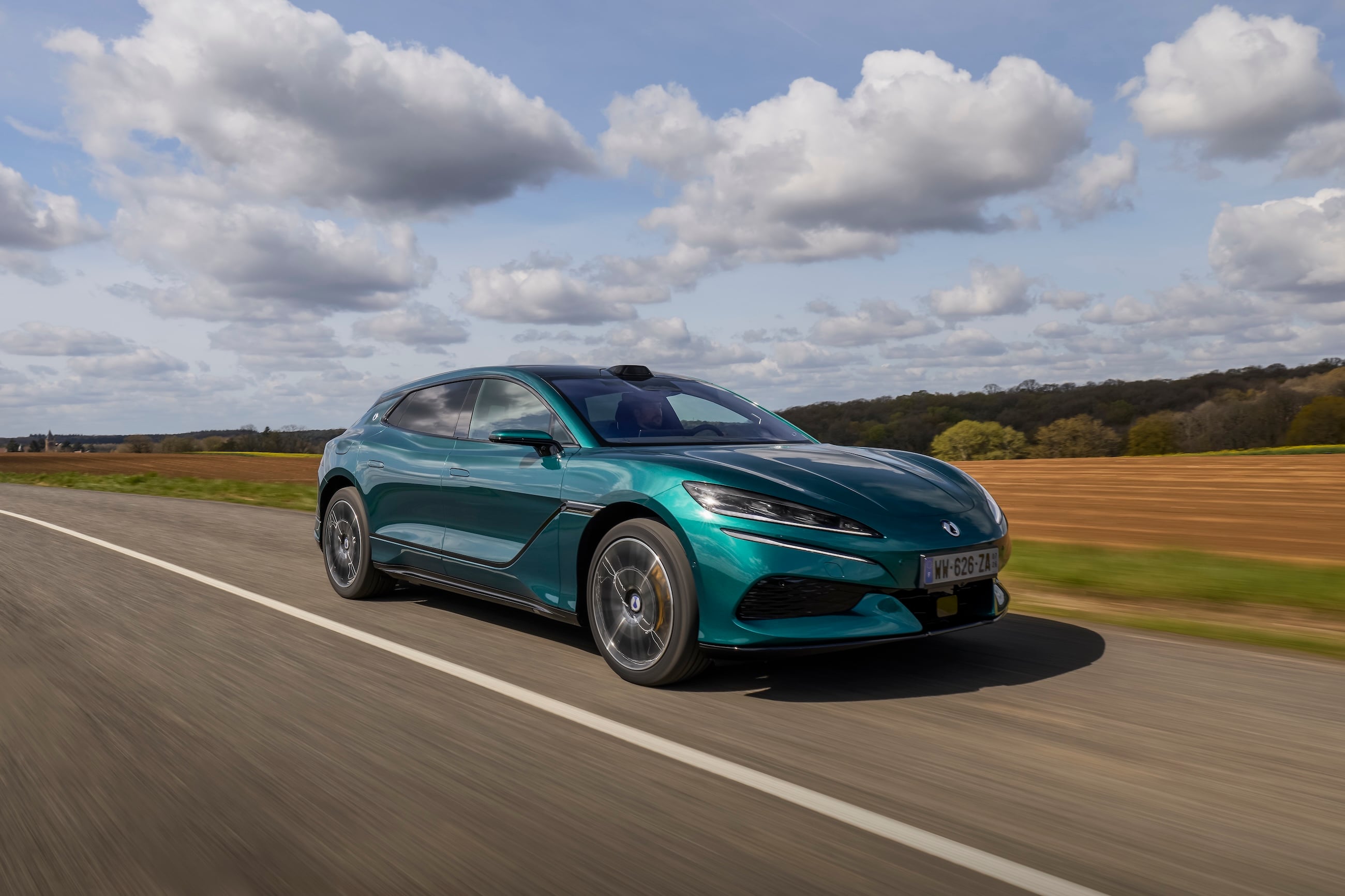 J’ai testé la Denza Z9GT, la voiture électrique de BYD qui se recharge en 5 minutes et qui arrive en France