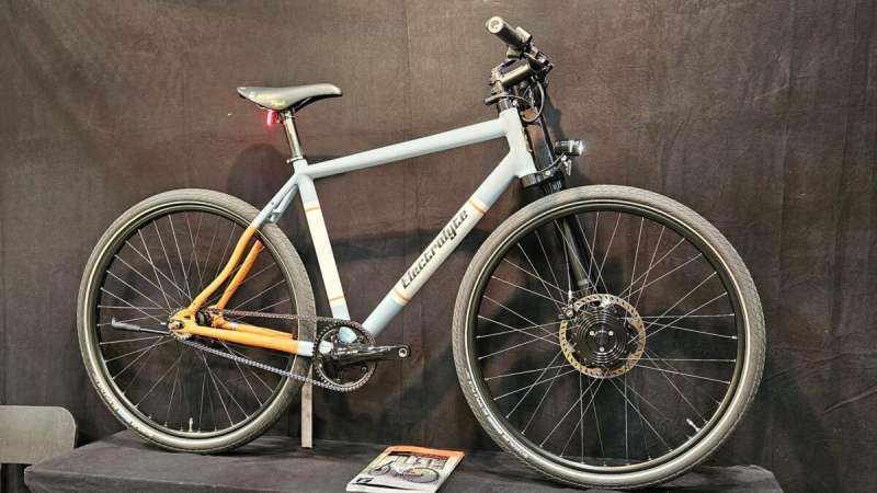 On a vu le vélo électrique Electrolyte S4E&nbsp;: sa batterie est intégrée dans une fourche monobras