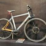 On a vu le vélo électrique Electrolyte S4E : sa batterie est intégrée dans une fourche monobras