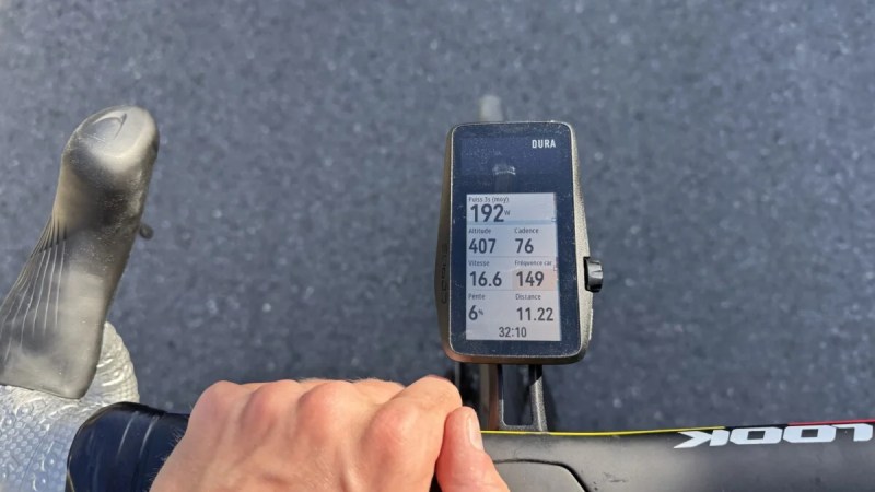 J&rsquo;ai testé le Coros Dura, un compteur GPS pour vélo que je n&rsquo;ai jamais eu besoin de recharger