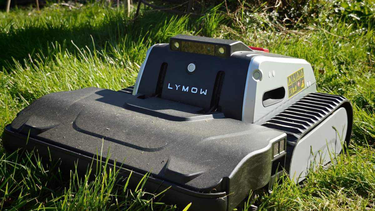 Image On a testé la Lymow One : le robot tondeuse à chenilles face aux terrains accidentés, aux pentes et aux zones complexes