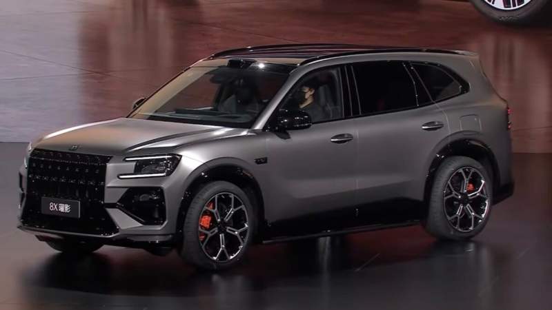 On est monté à bord du Zeekr 8X&nbsp;: 1 381 ch, une recharge en 9 minutes et un luxe indécent face à Porsche et Mercedes