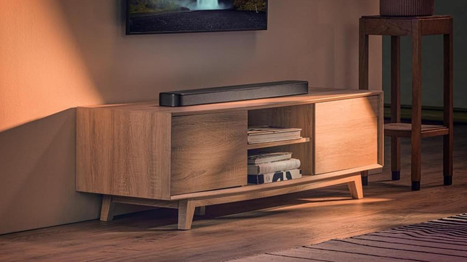 Cette barre de son JBL 5.0 compatible Dolby Atmos et DTS Virtual:X était déjà abordable, mais elle l’est encore plus avec cette remise de 38 %