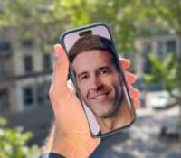 La photo officielle de John Ternus, nouveau patron d'Apple, affichée en gros sur un iPhone 16 Pro. // Source : Frandroid