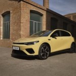 La Leapmotor B05 arrive à prix cassé en Europe : voici les tarifs de cette rivale chinoise de la Renault Mégane E-Tech vendue par Stellantis