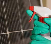 liquide vaisselle appliqué sur panneau solaire