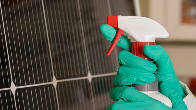 Pourquoi le liquide vaisselle est le pire ennemi de vos panneaux solaires