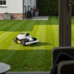 Ce robot tondeuse premium Mammotion voit en 3D, n&rsquo;a pas besoin de base GPS et s&rsquo;allège de 900 €