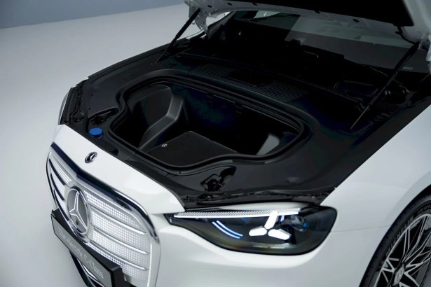 Der neue Mercedes-Benz C 400 4MATIC elektrisch.
 
Energieverbrauch kombiniert: 18,6-14,2 kWh/100 km | CO₂-Emissionen kombiniert: 0 g/km | CO₂-Klasse: A [1]
 
Exterieur: AMG Line; MANUFAKTUR opalithweiß metallic bright
 
 
[1] Die Angaben sind vorläufig. Es liegen bislang weder bestätigte Werte von einer amtlich anerkannten Prüforganisation noch eine EG-Typgenehmigung noch eine Konformitätsbescheinigung mit amtlichen Werten vor. Abweichungen zwischen den Angaben und den amtlichen Werten sind möglich.
 
//
The all-new Mercedes-Benz C 400 4MATIC electric.
 
Energy consumption combined: 18,6-14,2 kWh/100 km | CO₂ emissions combined: 0 g/km | CO₂ class: A [1]
 
Exterior: AMG Line; MANUFAKTUR opalithe white bright
 
[1] The information is provisional. Neither confirmed values from an officially recognised testing organisation nor an EC type approval nor a certificate of conformity with official values are available to date. Deviations between the data and the official values are possible.