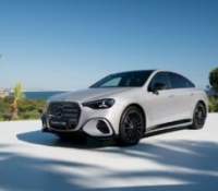 Der neue Mercedes-Benz C 400 4MATIC elektrisch.
 
Energieverbrauch kombiniert: 18,6-14,2 kWh/100 km | CO₂-Emissionen kombiniert: 0 g/km | CO₂-Klasse: A [1]
 
Exterieur: AMG Line Plus; lavender silver
 
 
[1] Die Angaben sind vorläufig. Es liegen bislang weder bestätigte Werte von einer amtlich anerkannten Prüforganisation noch eine EG-Typgenehmigung noch eine Konformitätsbescheinigung mit amtlichen Werten vor. Abweichungen zwischen den Angaben und den amtlichen Werten sind möglich.
 
//
The all-new Mercedes-Benz C 400 4MATIC electric.
 
Energy consumption combined: 18,6-14,2 kWh/100 km | CO₂ emissions combined: 0 g/km | CO₂ class: A [1]
 
Exterior: AMG Line Plus; lavender silver
 
[1] The information is provisional. Neither confirmed values from an officially recognised testing organisation nor an EC type approval nor a certificate of conformity with official values are available to date. Deviations between the data and the official values are possible.