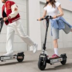 Avec son look cyberpunk et son prix en baisse de 120 €, cette trottinette électrique avec 55 km d&rsquo;autonomie intrigue et séduit