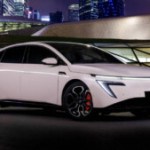On est monté à bord de la Nissan N7 électrique, une rivale de la Tesla Model 3 vendue deux fois moins chère