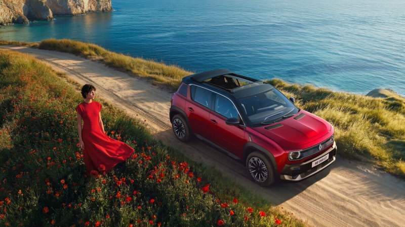 La Renault 4 E-Tech est enfin disponible avec un immense toit ouvrant, mais il y a un hic pour les Français