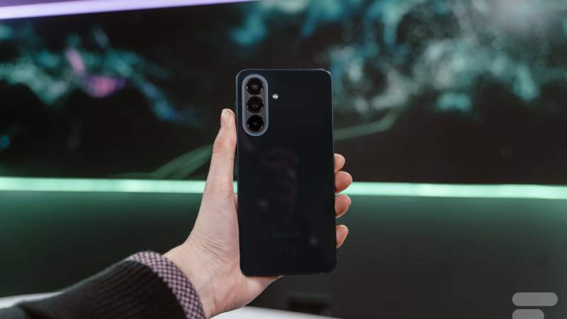 Test Samsung Galaxy A57&nbsp;: un design affiné et c&rsquo;est à peu près tout