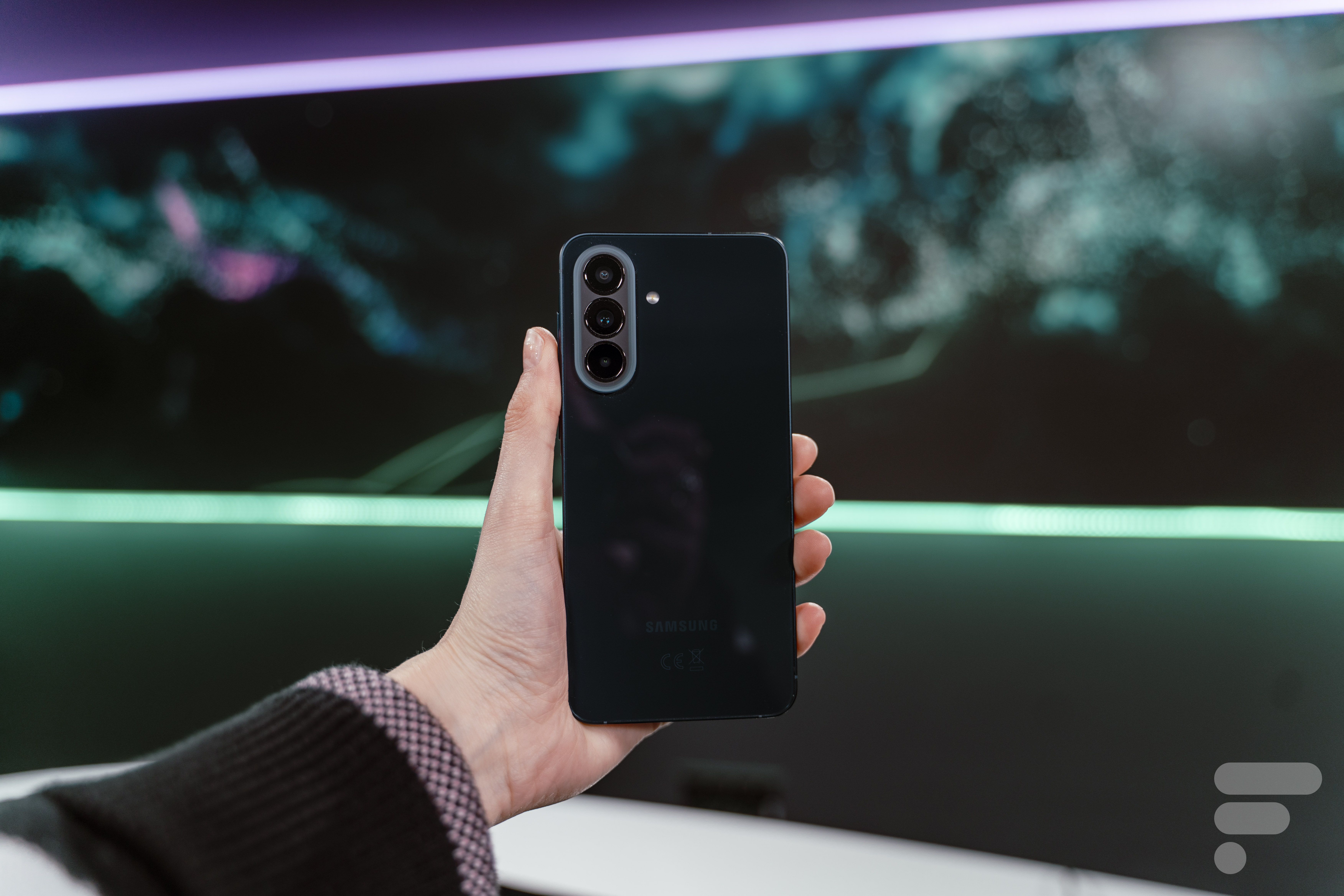 On a testé le Samsung Galaxy A57, son design s&rsquo;affine et c&rsquo;est à peu près tout