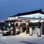 Le symbole est fort : Tesla remplace les pompes à essence d’une station-service pour y installer ses bornes de recharge