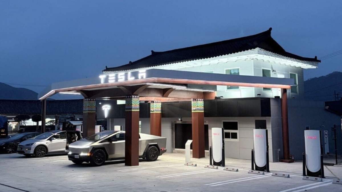 Image Le symbole est fort : Tesla remplace les pompes à essence d’une station-service pour y installer ses bornes de recharge