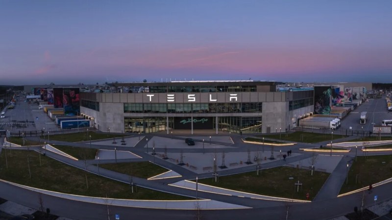 383 ventes et une usine abandonnée : pourquoi le rêve indien de Tesla vire au fiasco