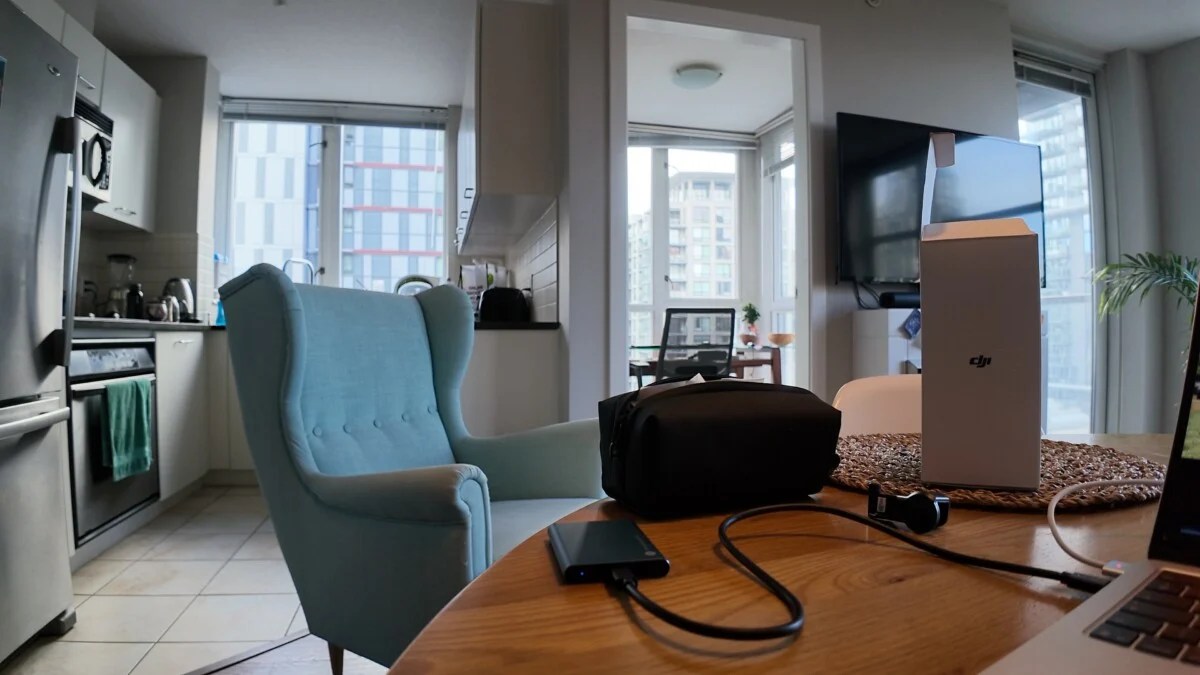 Avec objectif grand-angle Avec objectif grand-angle