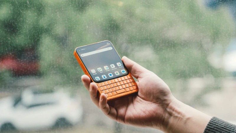 Nostalgique du Blackberry ? Ce smartphone hybride pourrait vous faire craquer