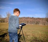 Un enfant qui prend en main le Vaonis Hestia // Source : Romain Ribout pour Frandroid.