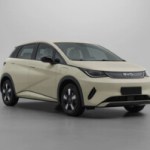 Le numéro 1 de la voiture électrique veut désormais envahir l’Europe avec une nouvelle compacte hybride