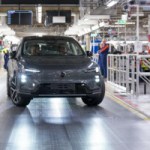 93 kg d&rsquo;aluminium injectés en 0,08 seconde : on a visité l&rsquo;usine futuriste qui fabrique le nouveau Volvo EX60