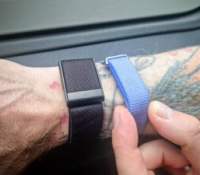 Le Whoop et le Google Fitbit Air // Source : Geoffroy Husson - Frandroid Le Whoop et le Google Fitbit Air // Source : Geoffroy Husson - Frandroid