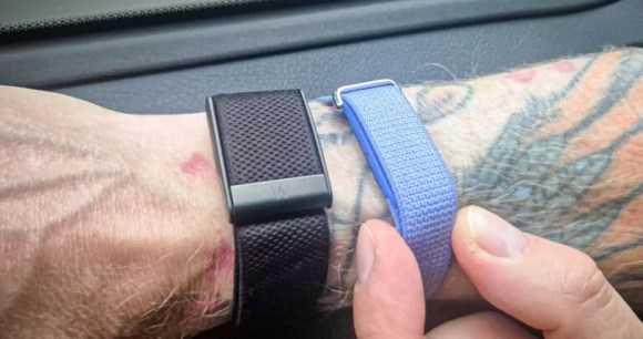 Le Whoop et le Google Fitbit Air // Source : Geoffroy Husson - Frandroid