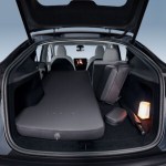 Tesla lance un nouvel accessoire officiel pour camper en solo dans son Model Y (sans sacrifier le coffre)