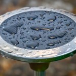 Comment un simple revêtement permet à ces panneaux solaires de générer du courant sous la pluie
