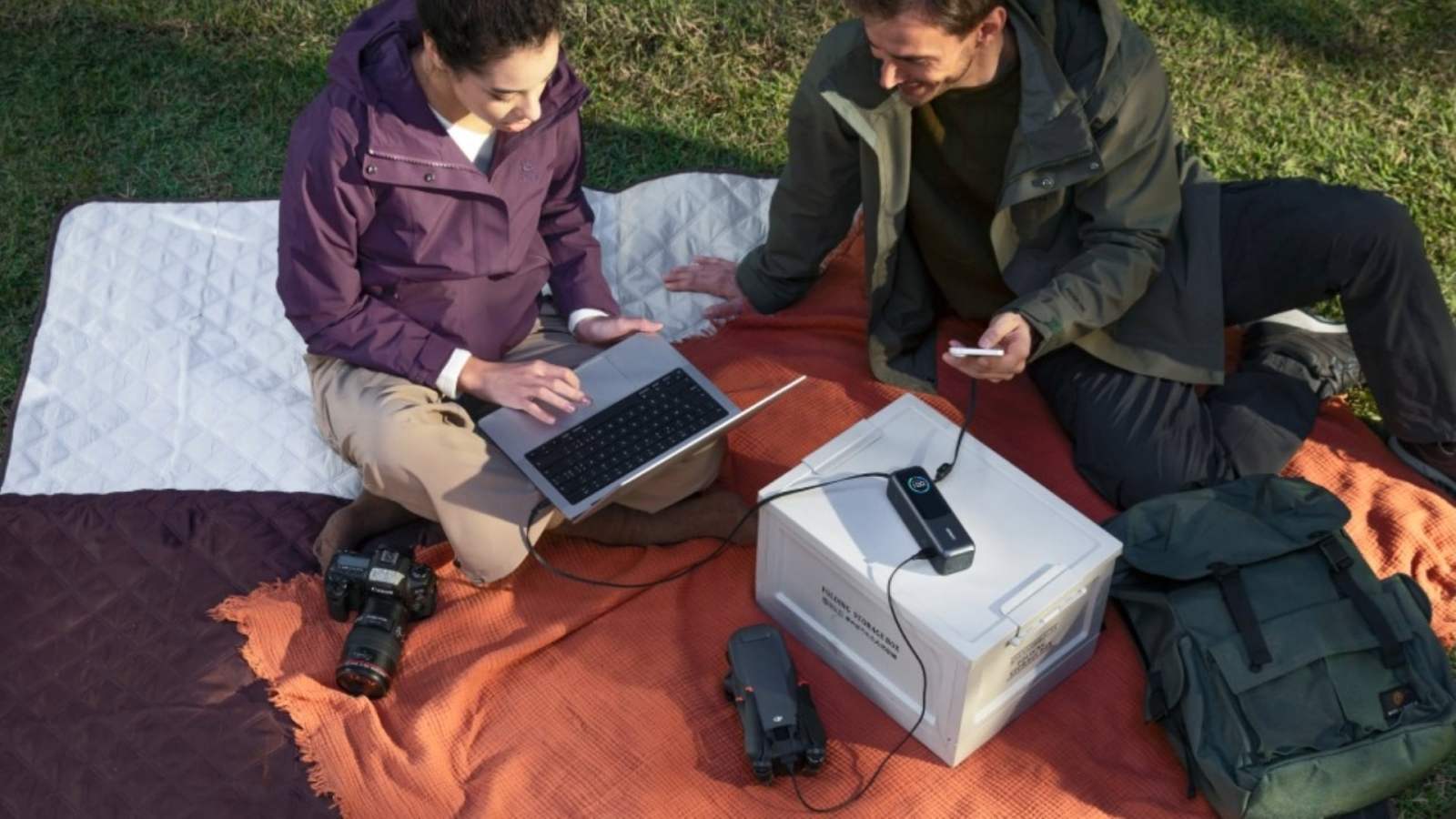 Le coup de la panne c’est dépassé avec cette batterie externe Anker 4 ports 25 000 mAh, 165W et deux câbles USB-C intégrés en promo à -20%