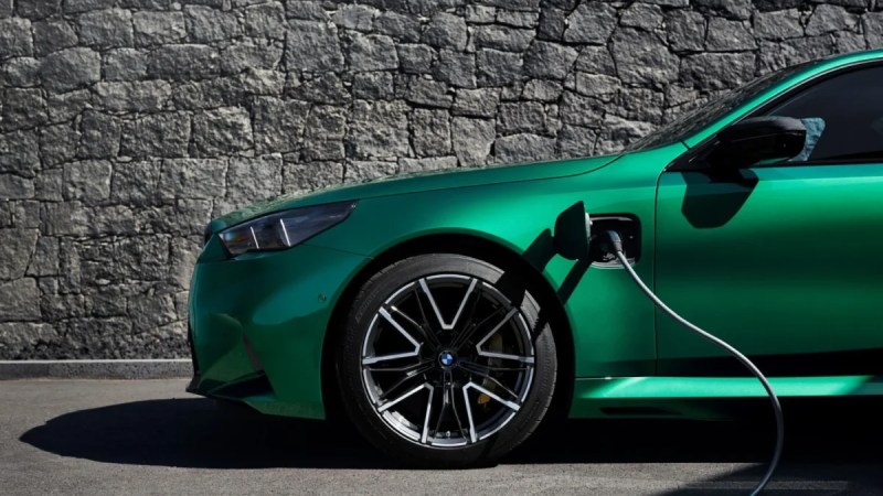 Vous ne branchez pas votre hybride ? BMW imagine une sanction inédite (et ça n’a rien d’écologique)