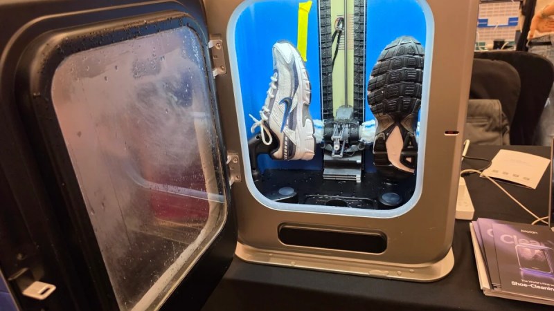 Cette machine lave, sèche et désinfecte vos baskets