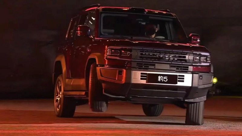Pourquoi le nouveau SUV de BYD lève la patte pour rouler sur seulement 3 roues