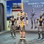 Le robot EngineAI T800 (au centre) à la Beyond Expo 2026 // Source : Frandroid