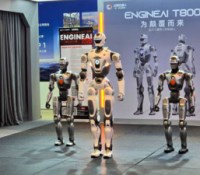 Le robot EngineAI T800 (au centre) à la Beyond Expo 2026 // Source : Frandroid Le robot EngineAI T800 (au centre) à la Beyond Expo 2026 // Source : Frandroid