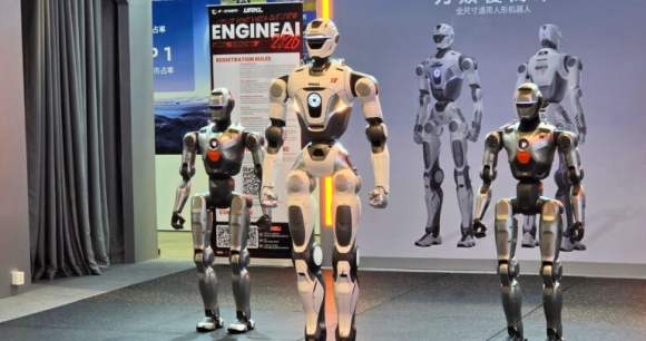 Le robot EngineAI T800 (au centre) à la Beyond Expo 2026 // Source : Frandroid Le robot EngineAI T800 (au centre) à la Beyond Expo 2026 // Source : Frandroid