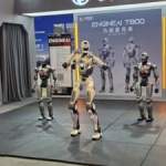 Le robot EngineAI T800 en position de combat à la Beyond Expo 2026. // Source : Frandroid