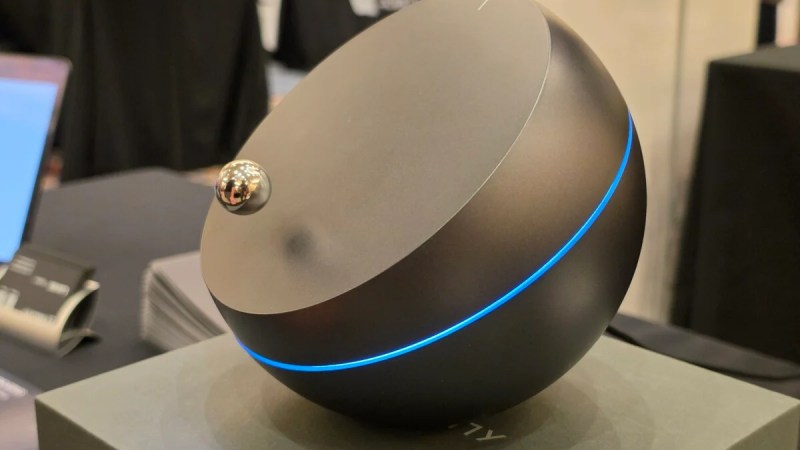 Cette horloge flottante veut rendre l’heure spectaculaire