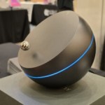 Cette horloge flottante veut rendre l’heure spectaculaire
