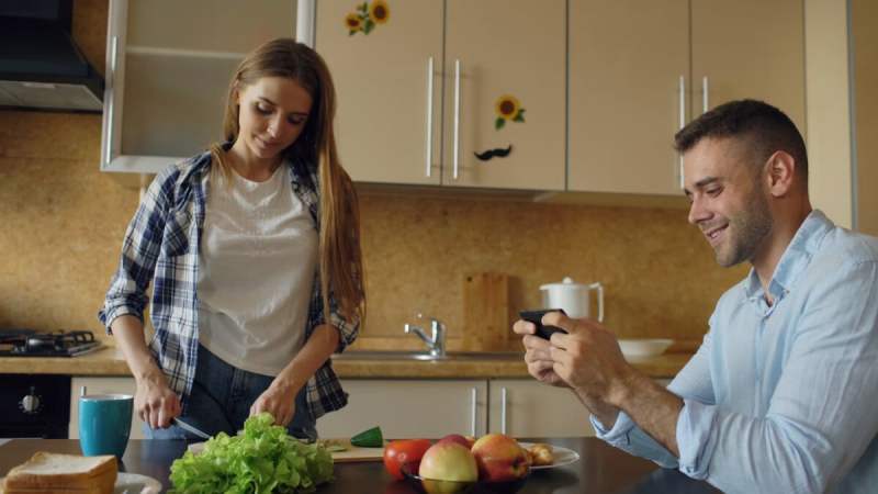 Manger devant son smartphone : ce que la science dit vraiment