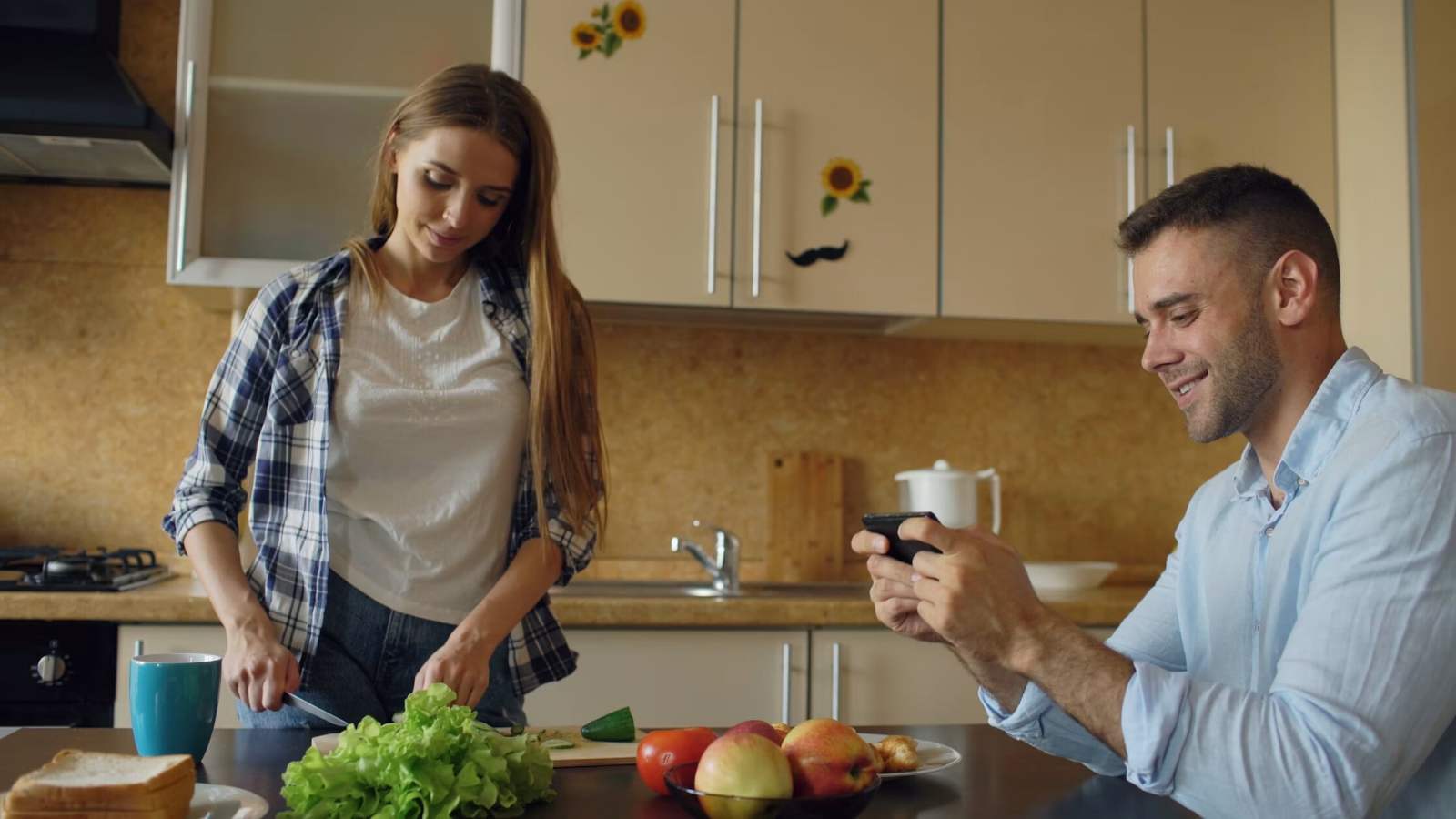 Manger devant son smartphone : ce que la science dit vraiment