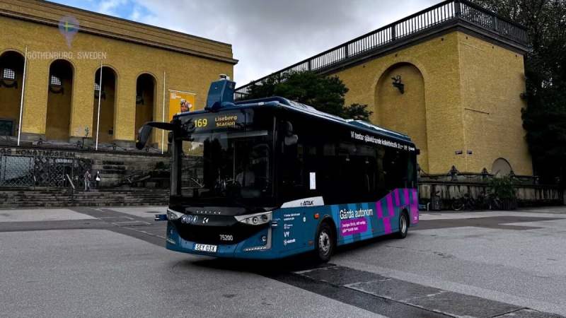 Premier jour pour le bus autonome en Suède, il pile, le tram derrière n’a pas eu le temps de freiner