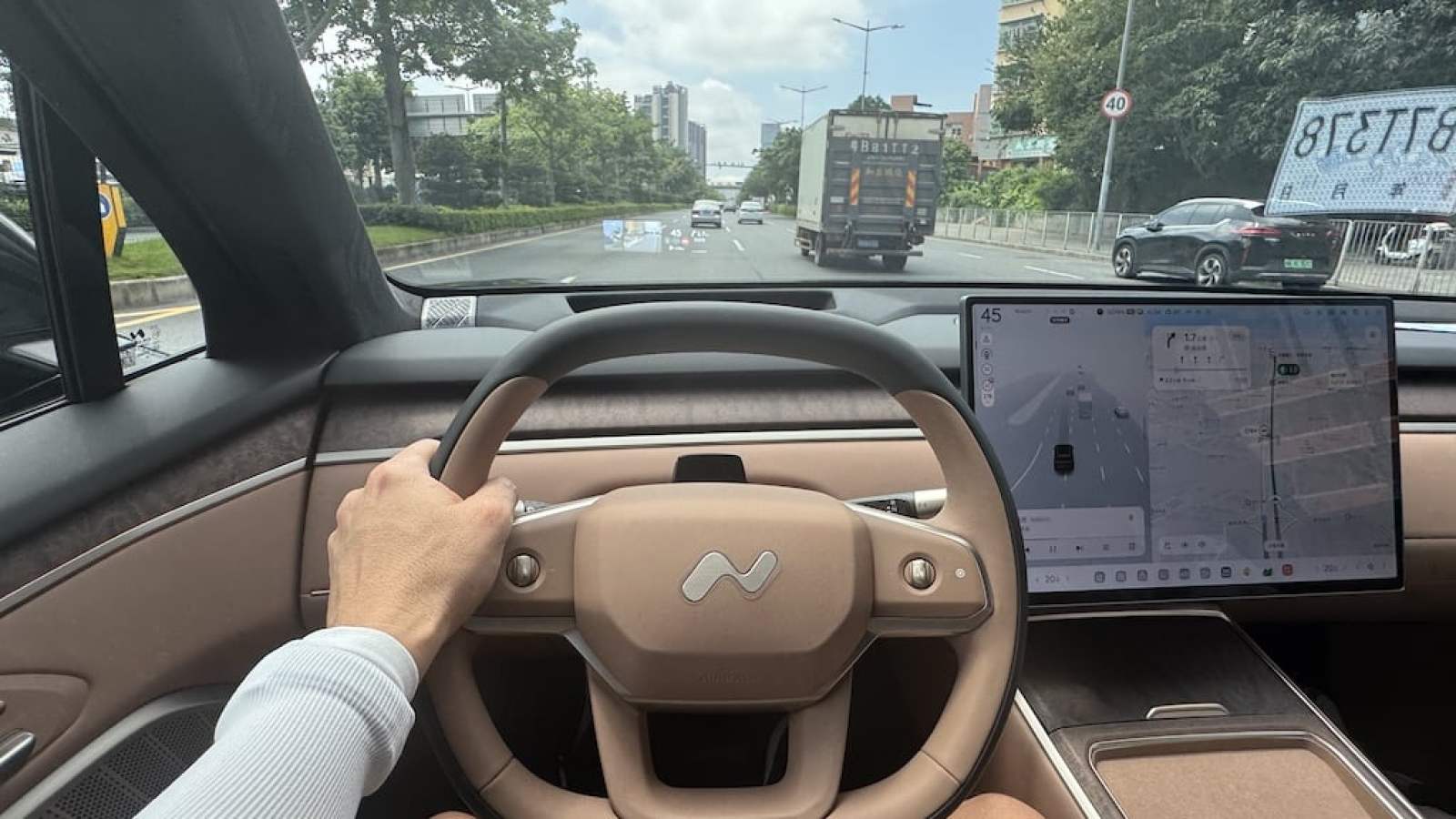 J’ai conduit l’ONVO L80 en Chine : ce SUV électrique géant se transforme en véritable chambre d’hôtel