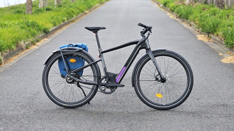 On a testé le dernier vélo électrique urbain d’Intersport : charge rapide, courroie et sous les 2 000 €