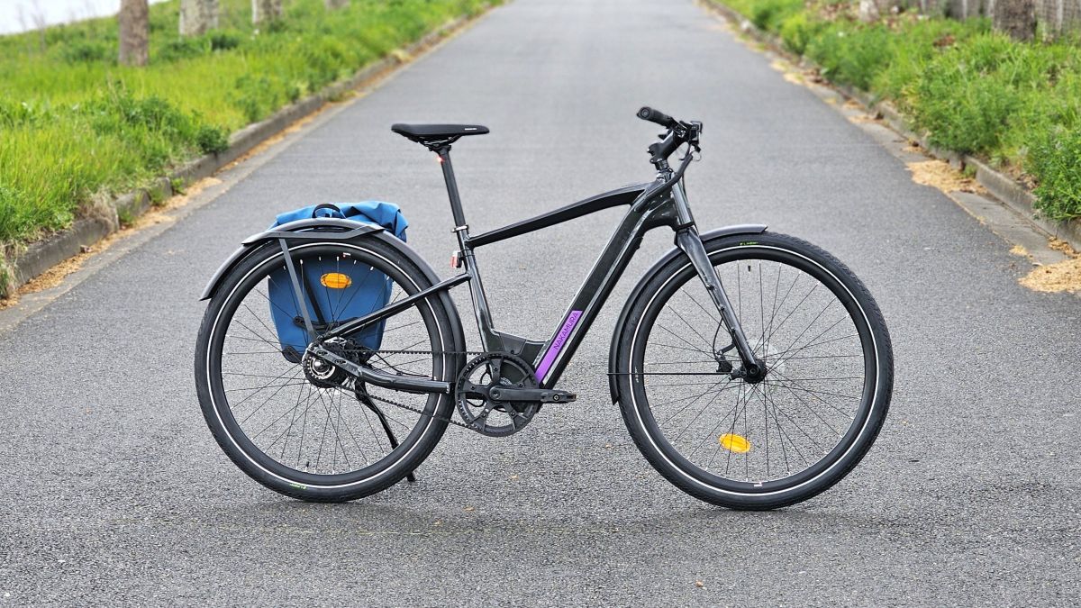 On a testé le dernier vélo électrique urbain d’Intersport : charge rapide, courroie et sous les 2 000 €
