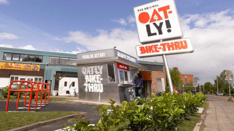 Oatly ouvre à Amsterdam le premier « Bike Thru » au monde, réservé aux cyclistes